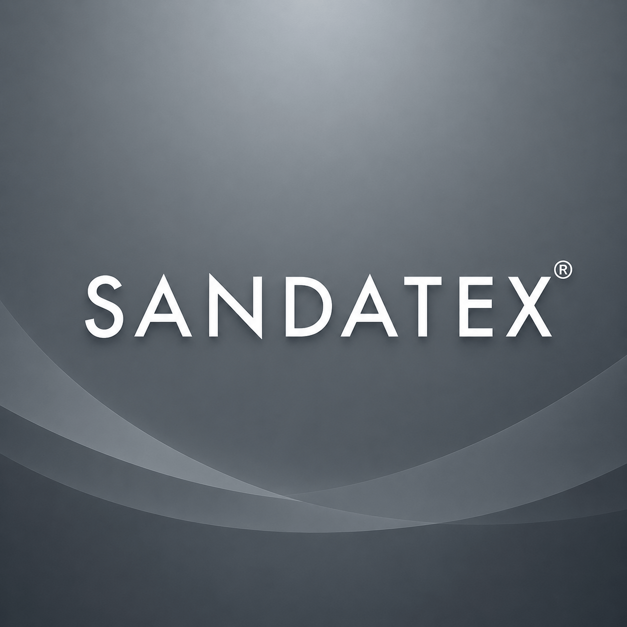 Sandatex-logotyp på mörkgrå bakgrund med svepande ljusgrå band, ingen solskyddstyp eller miljö synlig