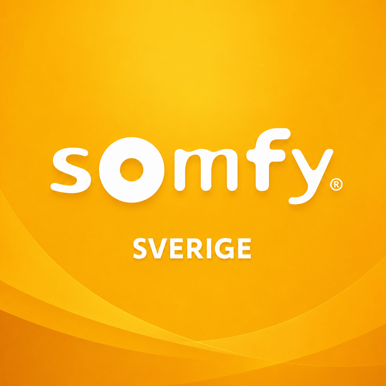 Somfy-logotyp på gul bakgrund utan synligt solskydd eller miljökontext