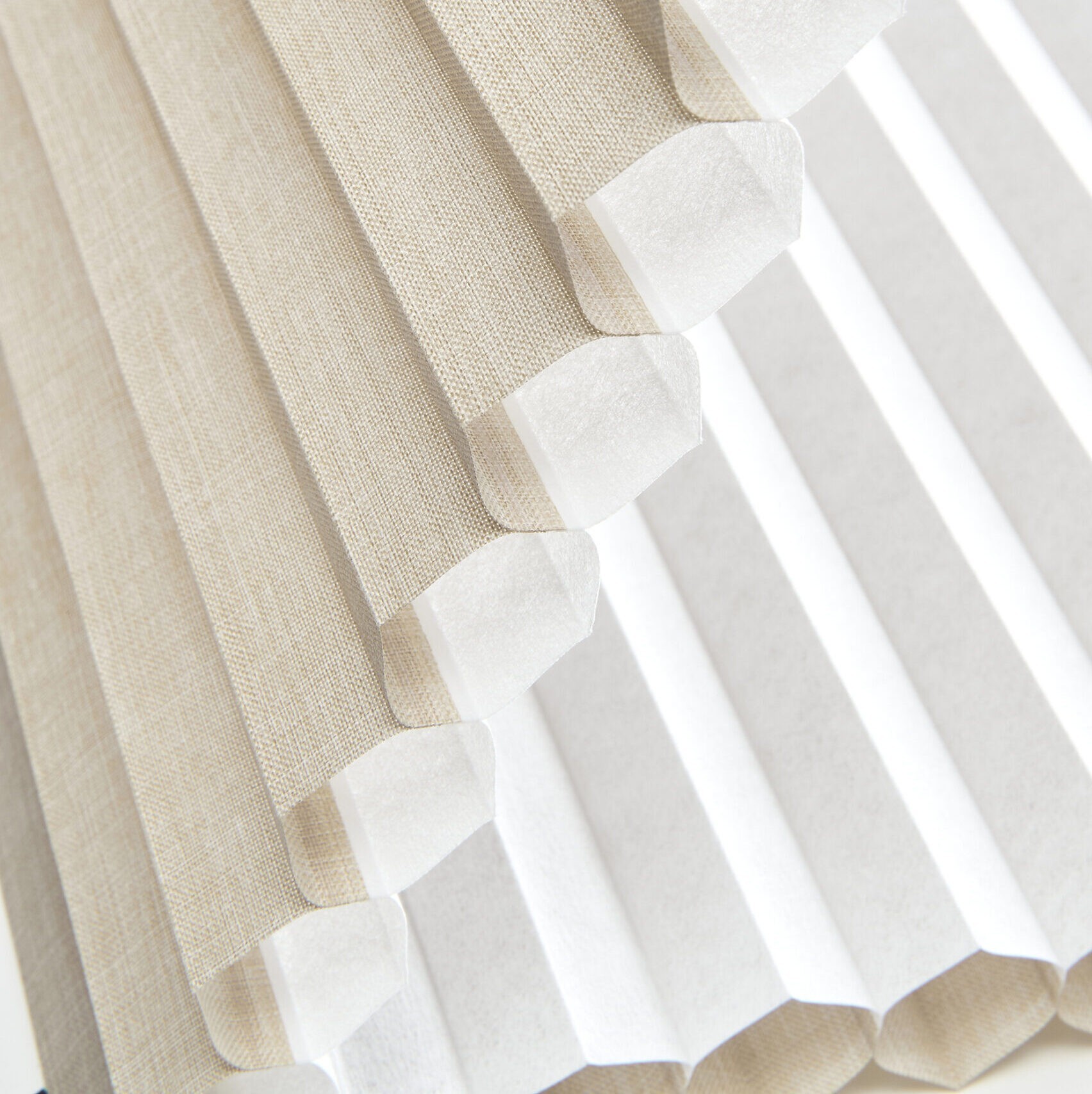 Honeycomb/duetteväv, veckad struktur och ljusgenomsläppning
