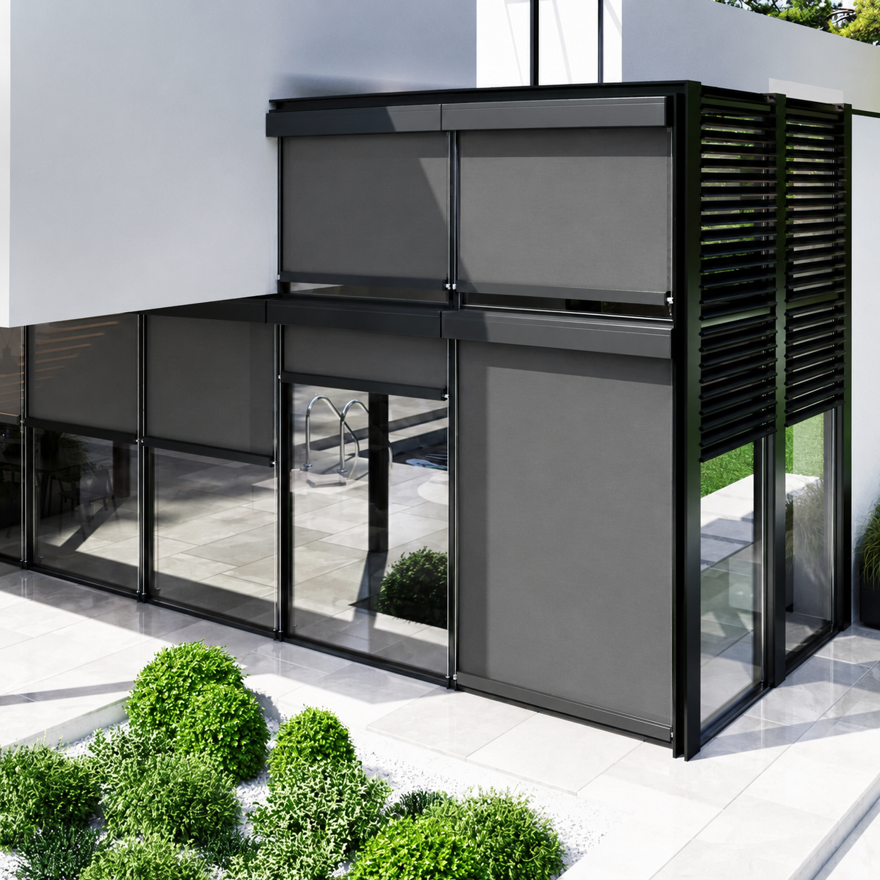Vertikalmarkiser på modern villafasad över stora fönster och glasdörrar, mörkgrå väv och svarta styrskenor