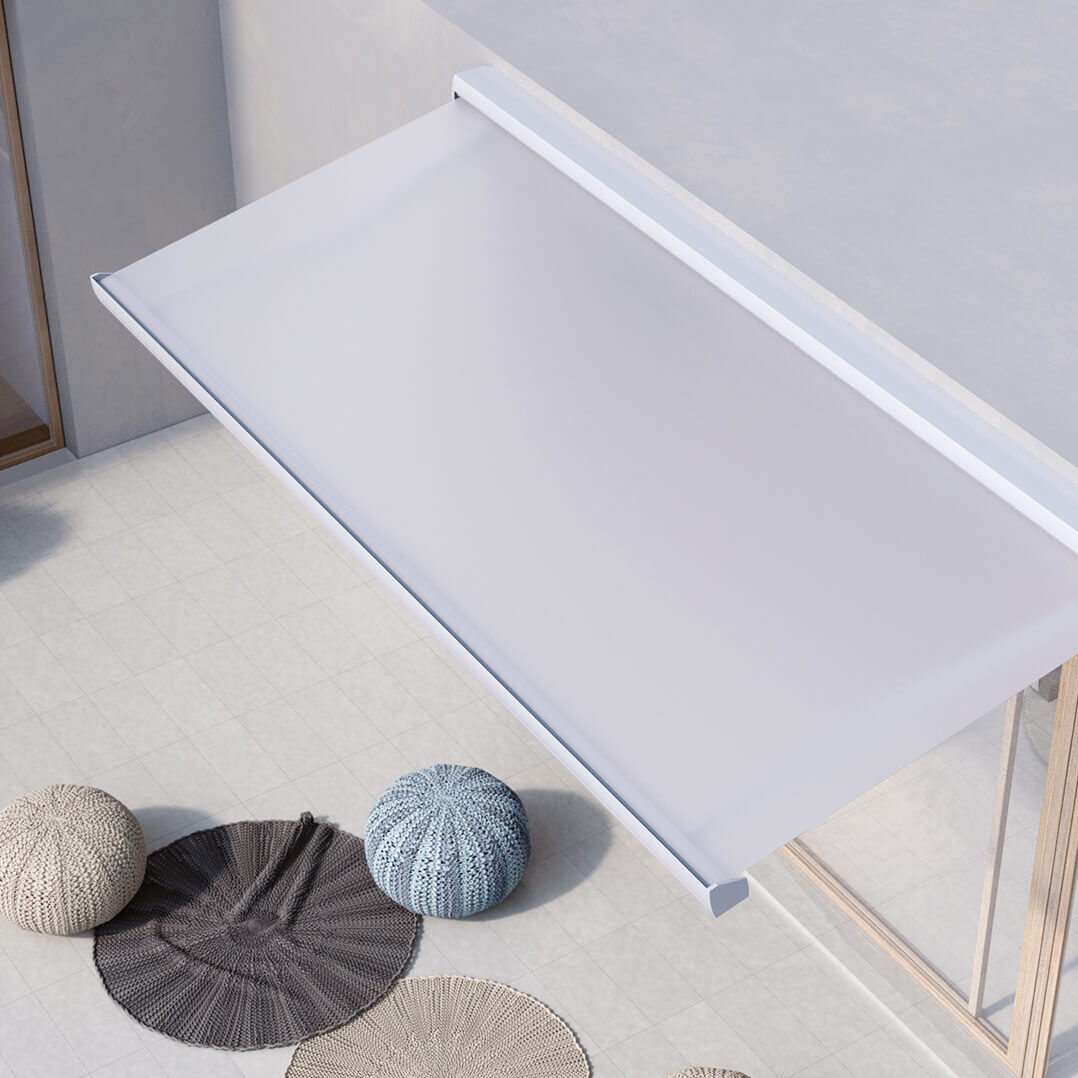Vit helkassettsmarkis över uteplats på modern villa, ren design och släta linjer för sol och värmeskydd